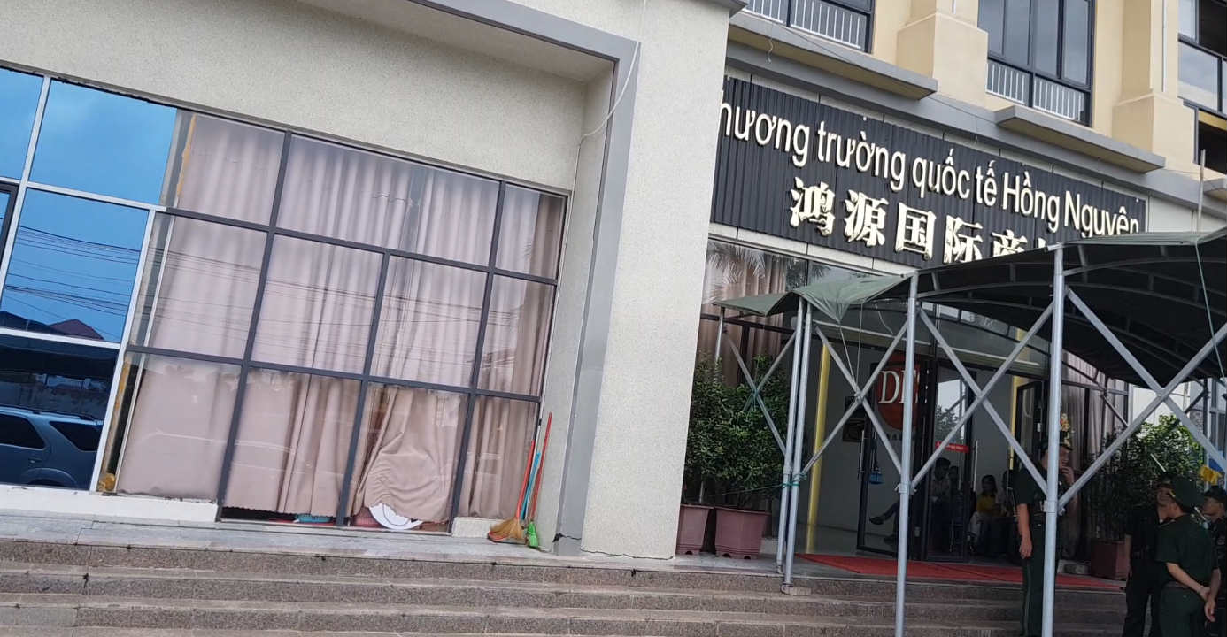 Trung tâm mua sắm Thương trường Quốc tế Hồng Nguyên tại Móng Cái bị lực lượng chức năng kiểm tra. Ảnh: Đ.T