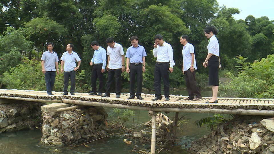 Đoàn công tác của Nhựa Tiền Phong khảo sát thực địa cây cầu cũ tại làng Xi, xã Lượng Trung, huyện Bá Thước, tỉnh Thanh Hóa.