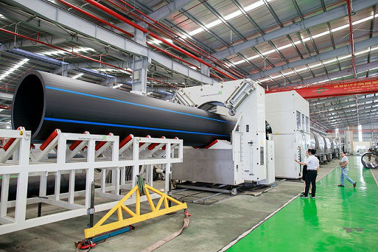 Dây chuyền sản xuất ống HDPE 2000 có đường kinh lớn nhất Việt Nam hiện nay của Nhựa Tiền Phong.