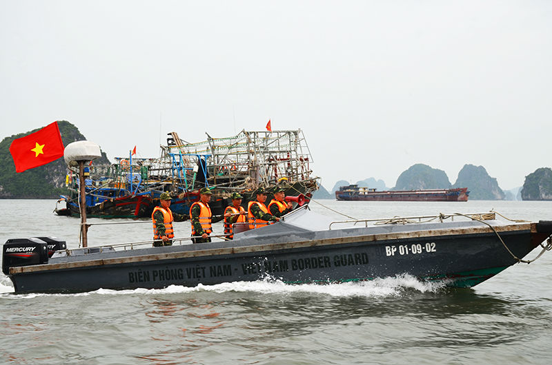 Hải đội 2 biên phòng tuyên truyền, vận động ngư dân vào bờ tránh bão. Ảnh: Nguyễn Chiến.