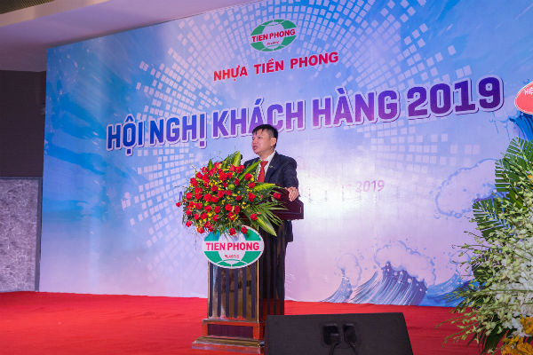 Ông Đặng Quốc Dũng, Chủ tịch HĐQT Nhựa Tiền Phong chia sẻ tại Hội nghị khách hàng 2019 của công ty.