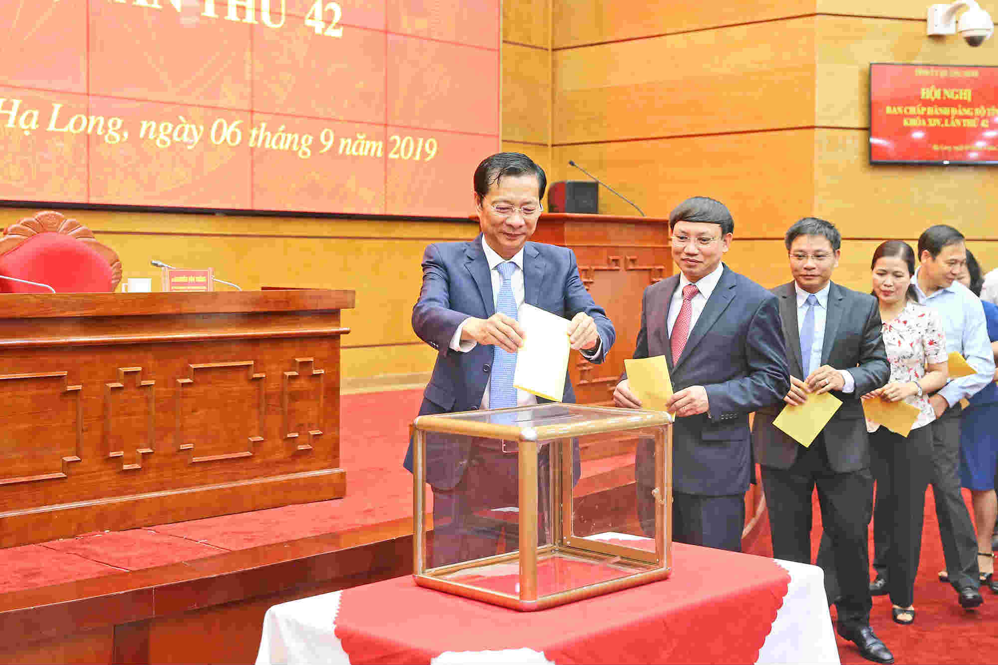 Các đồng chí Ủy viên Ban Chấp hành Đảng bộ tỉnh bỏ phiếu bầu Bí thư Tỉnh ủy Quảng Ninh khóa XIV, nhiệm kỳ 2015-2020. Ảnh: Hùng Sơn.