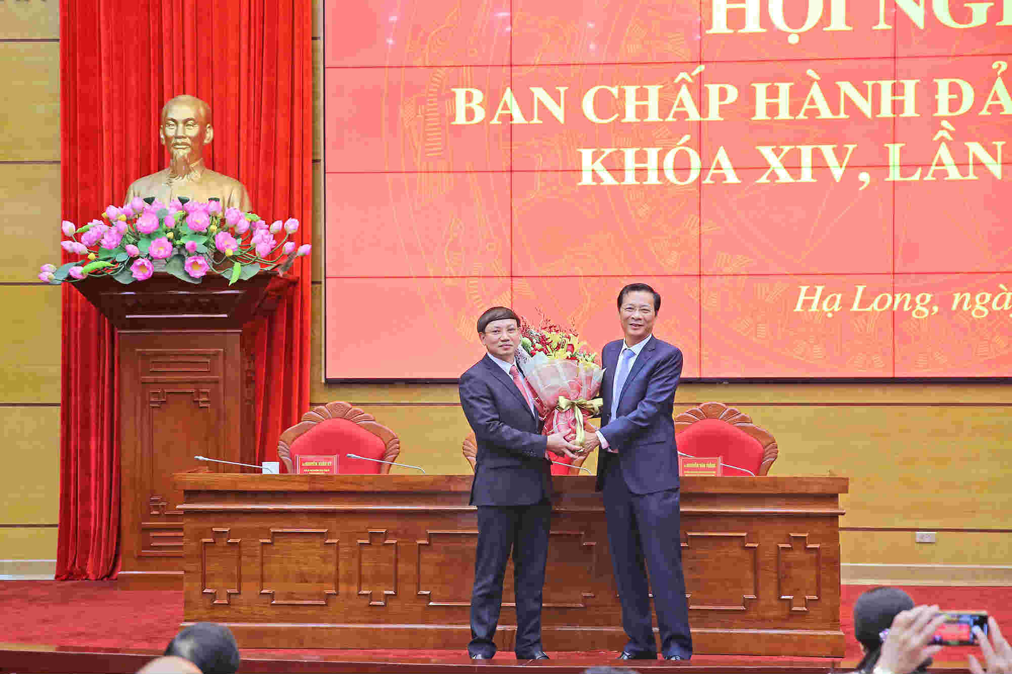 Đồng chí Nguyễn Văn Đọc tặng hoa chúc mừng đồng chí Nguyễn Xuân Ký được bầu làm Bí thư Tỉnh ủy, khóa XIV, nhiệm kỳ 2015 - 2020. Ảnh: Hùng Sơn.