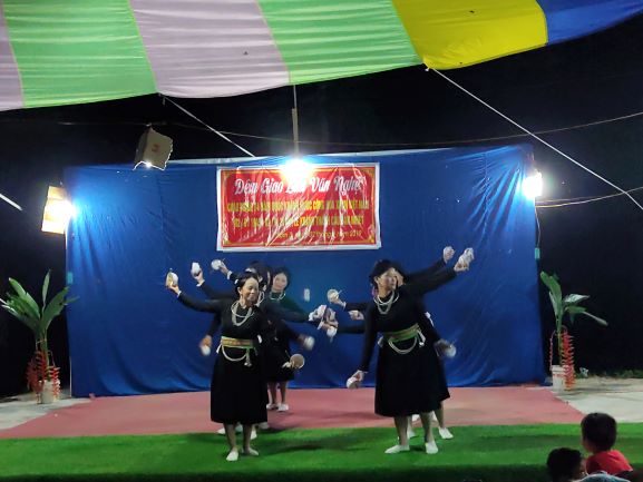 Chương trình văn nghệ chào mừng Tết độc lập và khánh thành cầu Bản Nhiệt tại thôn Thượng.