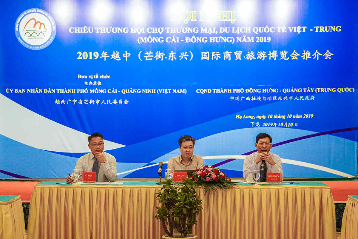 Đại diện lãnh đạo Sở Công thương thành phố Móng Cái (Quảng Ninh Việt Nam) và thành phố Đông Hưng (Trung Quốc) cung cấp thông tin về Hội chợ diễn ra từ ngày 1 12