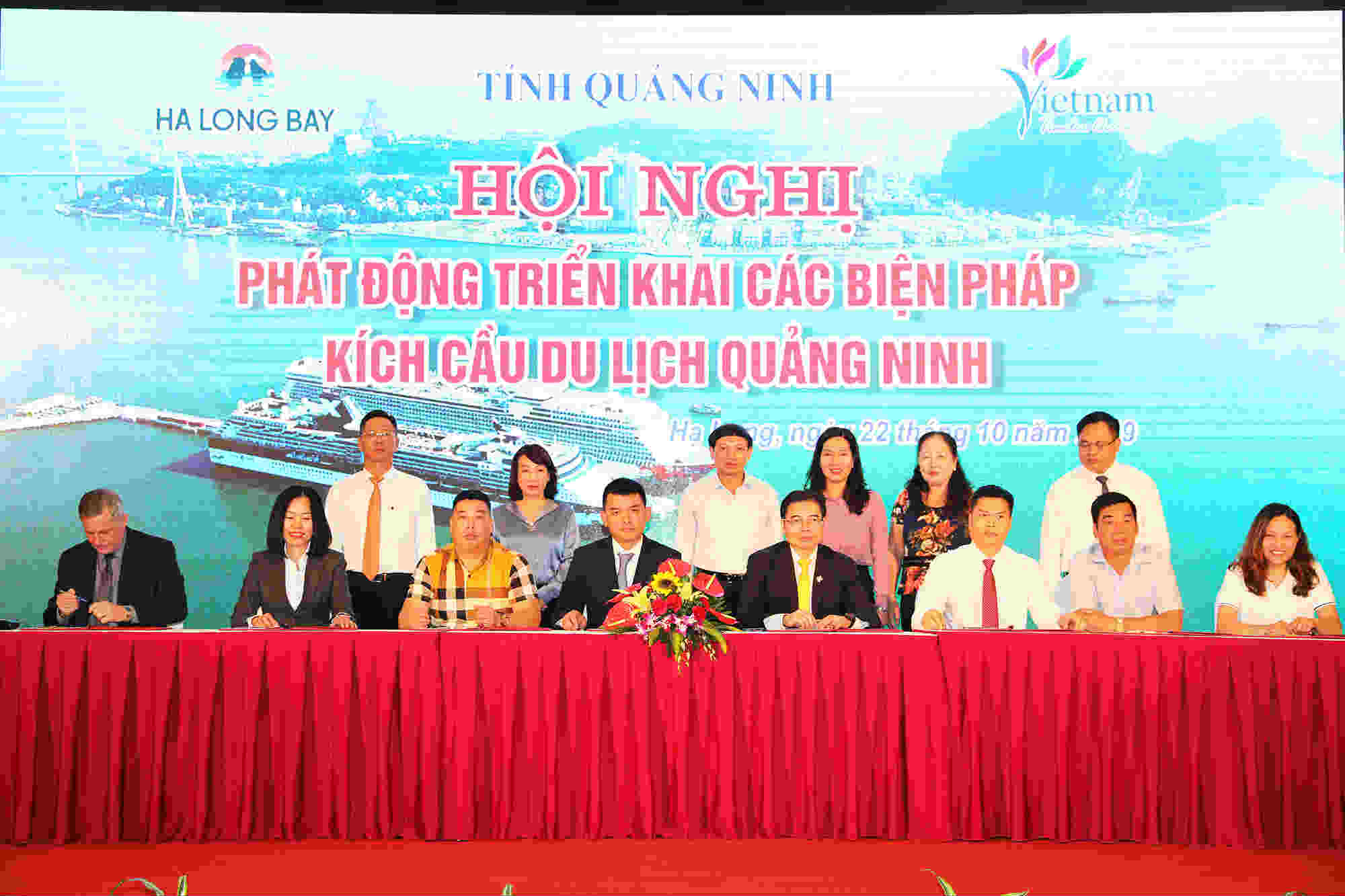 ác nhà đầu tư, các đơn vị cung cấp dịch vụ ký kết biên bản ghi nhớ, thỏa thuận hợp tác phát triển dịch vụ, du lịch trên địa bàn tỉnh Quảng Ninh