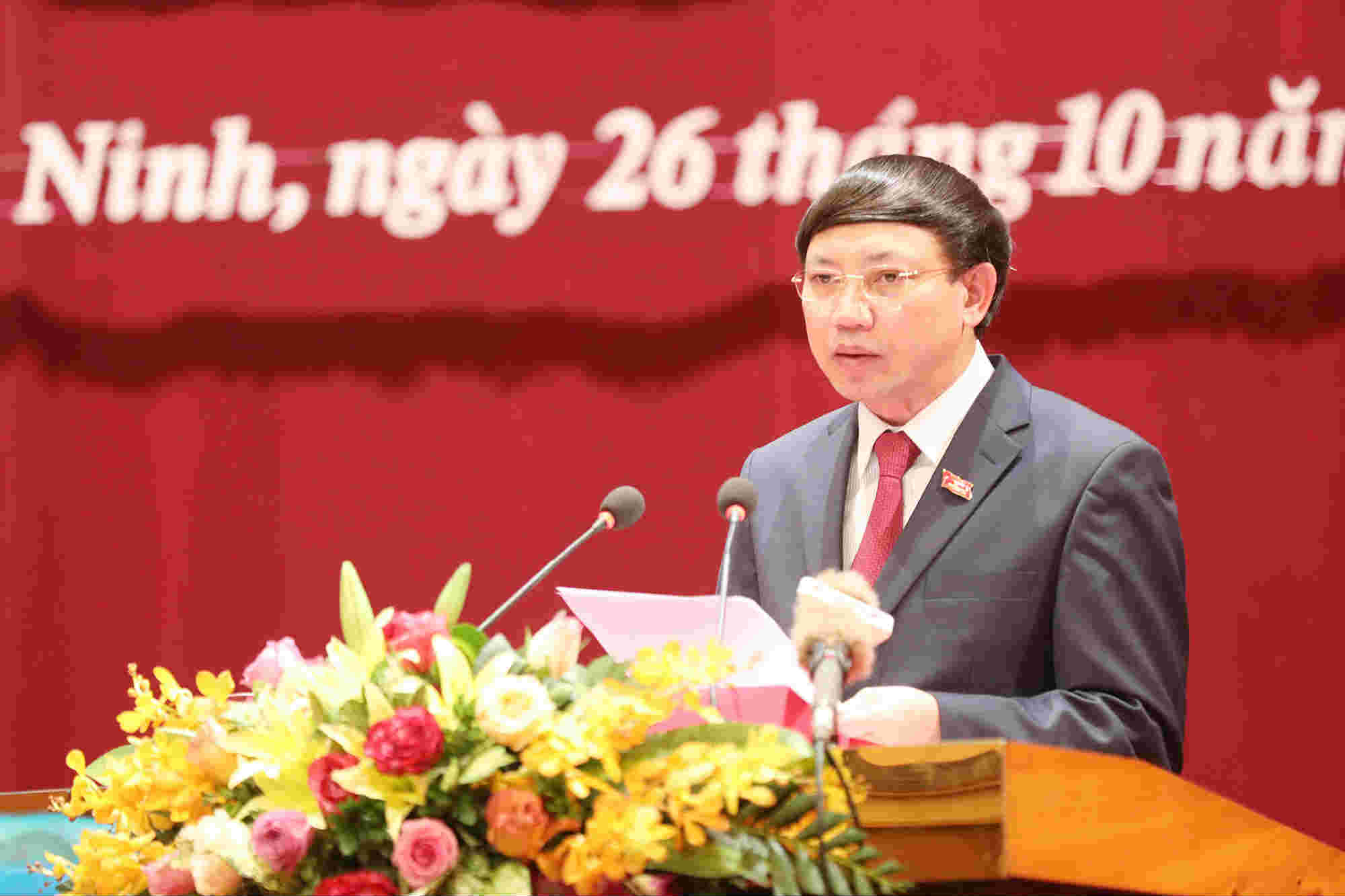Ông Nguyễn Xuân Ký, Bí thư Tỉnh ủy, Chủ tịch HĐND tỉnh, phát biểu tại kỳ họp. Ảnh: Đỗ Phương.