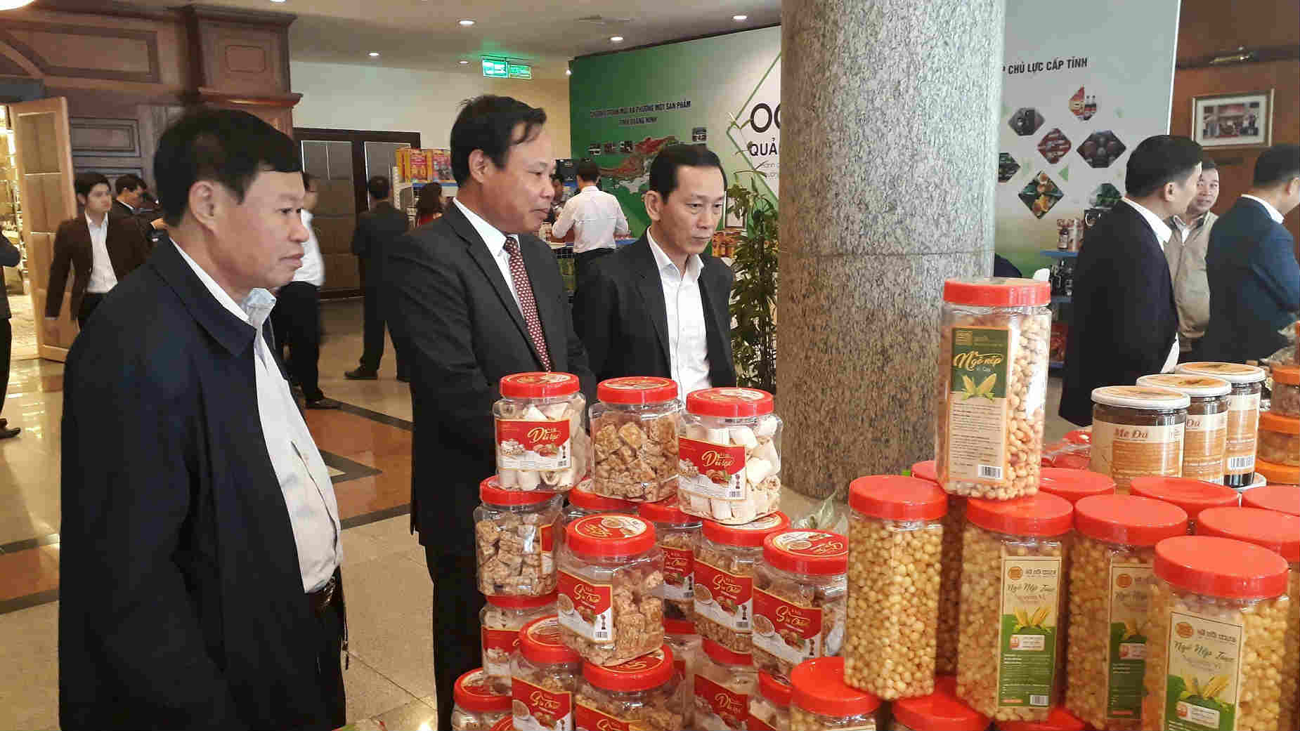Các đại biểu tham quan gian hàng nông sản của doanh nghiệp tại Hội nghị. Ảnh: Thanh Tân.