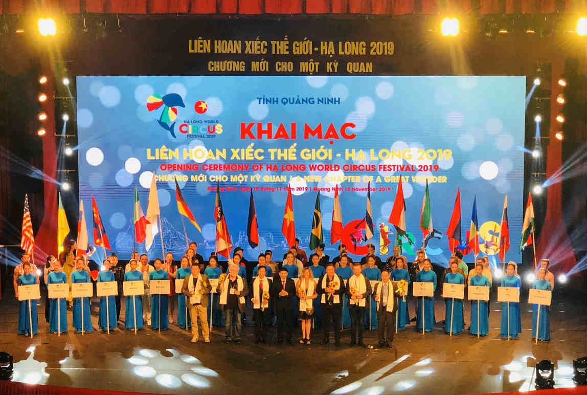 Lãnh đạo tỉnh Quảng Ninh tặng hoa và quà lưu niệm cho các thành viên Ban giám khảo tại đêm Khai mạc Liên Hoan Xiếc