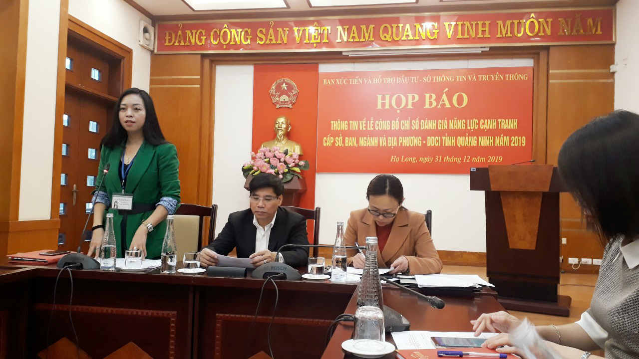 Bà Vũ Thị Kim Chi, Phó Trưởng ban IPA Quảng Ninh thông tin về kết quả DDCI 2019 tại buổi họp báo. Ảnh Thanh Tân.