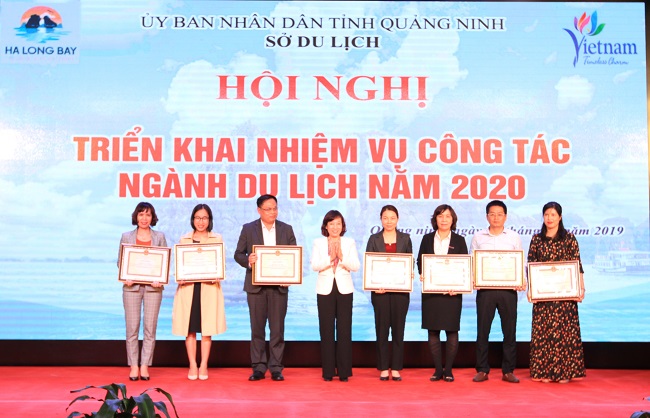 Các tập thể, các nhân của Sở Du lịch Quảng Ninh nhận bằng khen của Bộ Văn hoá, Thể thao và Du lịch.