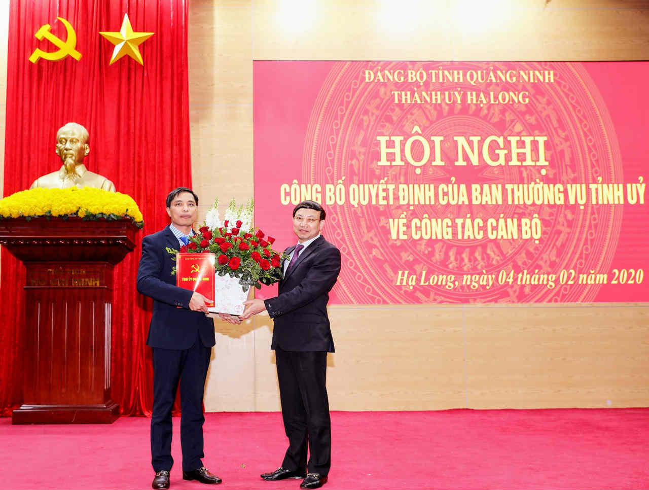 Nguyễn Xuân Ký, Bí thư Tỉnh ủy, Chủ tịch HĐND tỉnh trao quyết định phân công, điều động chỉ định đồng chí Vũ Văn Diện, Ủy viên Ban Thường vụ Tỉnh ủy giữ chức vụ Bí thư Thành ủy Hạ Long nhiệm kỳ 2015-2020.