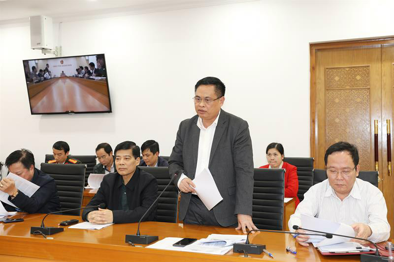 Lãnh đạo Sở Du lịch Quảng Ninh báo cáo tại cuộc họp.
