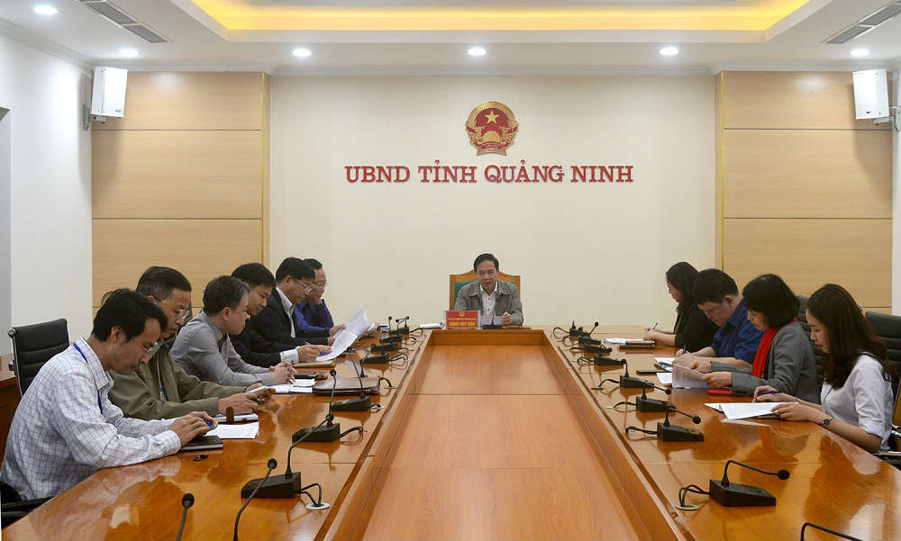 Ông Đặng Huy Hậu, Phó Chủ tịch thường trực UBND tỉnh Quảng Ninh chủ trì cuộc họp gỡ khó cho tiêu thụ nông sản. Ảnh Hoàng Quỳnh.
