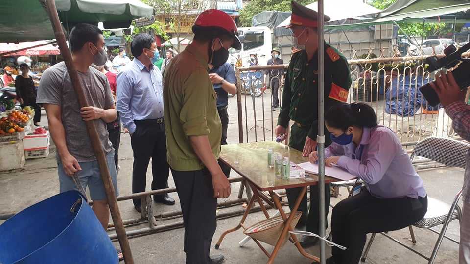 Việc ghi chép thông tin được thực hiện với cả những người đến các khu chợ trên địa bàn thành phố Hạ Long, tỉnh Quảng Ninh.