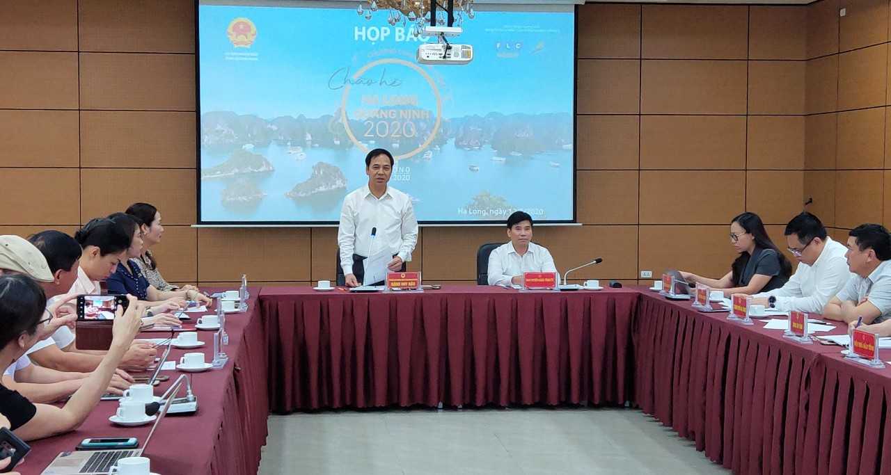 Ông Đặng Huy Hậu, Phó Chủ tịch thường trực UBND tỉnh Quảng Ninh chủ trì họp báo.
