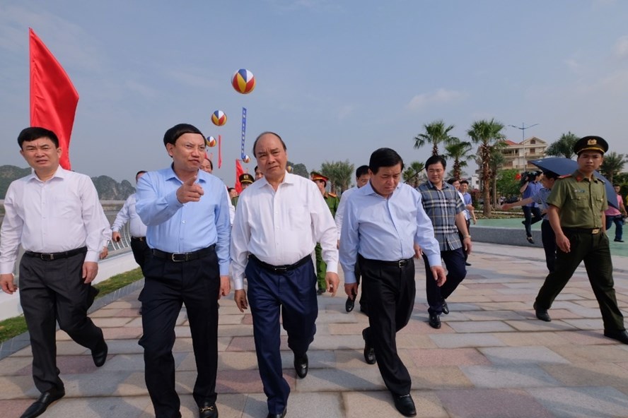 Thủ thướng tham quan đường bao biển Trần Quốc Nghiễn tại Hạ Long trong sáng ngày 24/5.