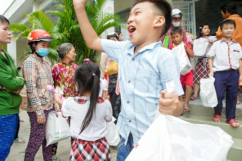 Niềm vui của các em học sinh khi tham sự Ngày vui của em cho Nhựa Tiền Phong tổ chức.