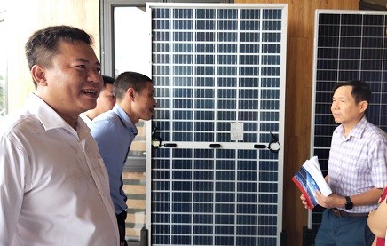 Tấm pin năng lượng mặt trời áp mái do Điện lực vùng Duyên Hải cung cấp.