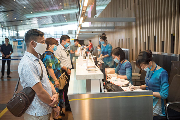 Hành khách qua SB Vân Đồn được yêu cầu thực hiện các biện pháp phòng dịch.
