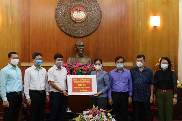 Phó Chủ tịch Trương Thị Ngọc Ánh tiếp nhận ủng hộ từ Công ty Cổ phần nhựa Thiếu niên Tiền Phong.