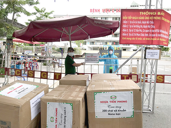 Nhựa Tiền Phong ủng hộ vật tư y tế thiết yếu cho công tác phòng chống dịch của bệnh viện C Đà Nẵng ngày 04/8.