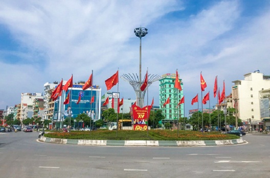 Nhiều tuyến đường, con phố tại Quảng Ninh rực rỡ cờ hoa chuẩn bị Đại hội Đảng bộ tỉnh Quảng Ninh