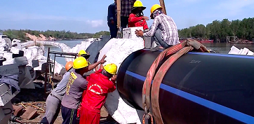 Thi công nhấn chìm đường ống HDPE của Nhựa Tiền Phong có đường kính 1,2m và dài 2,2km từ biển vào đất liền để dẫn nước mặn phục vụ Dự án nuối tôm của Tập đoàn Thuỷ sản Minh Phú tại Vũng Tàu.