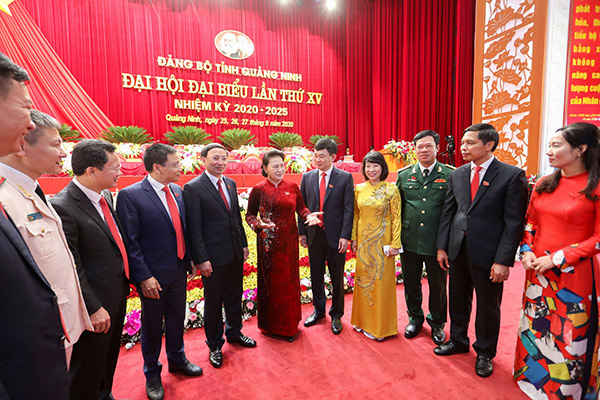 Đồng chí Nguyễn Thị Kim Ngân, Ủy viên Bộ Chính trị, Chủ tịch Quốc hội, trò chuyện với các đại biểu dự Đại hội.