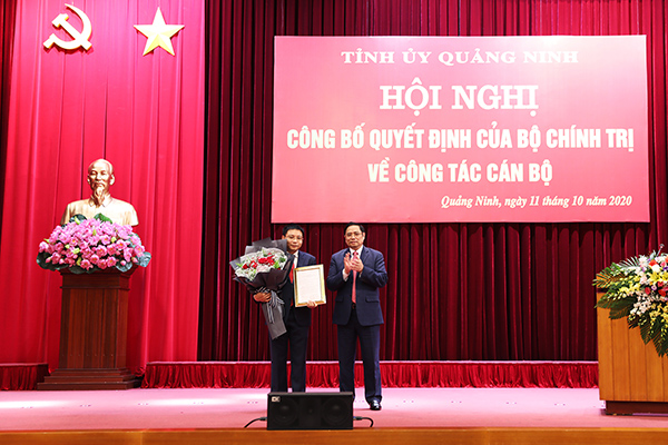 Phạm Minh Chính, Ủy viên Bộ Chính trị, Bí thư Trung ương Đảng, Trưởng Ban Tổ chức Trung ương, trao Quyết định của Bộ Chính trị cho đồng chí Nguyễn Văn Thắng