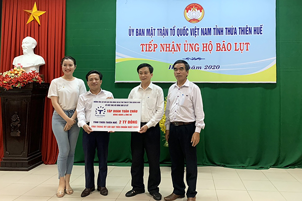 Đại diện Tập đoàn Tuần Châu trao số tiền 2 tỷ đồng cho Ủy ban Mặt trận Tổ quốc tỉnh Thừa Thiên Huế.