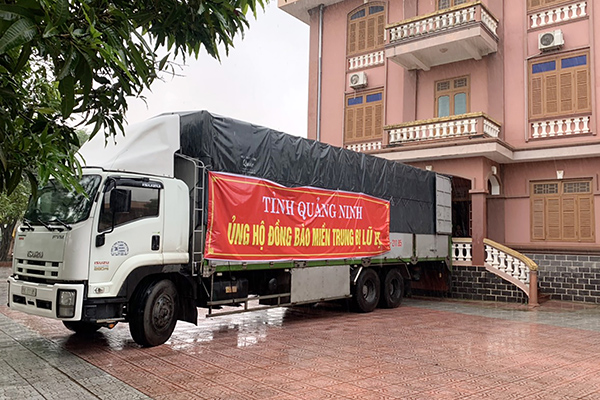 Xe vận chuyển mỳ ủng hộ người dân các tỉnh miền Trung bị thiệt hại do mưa lũ gây ra.
