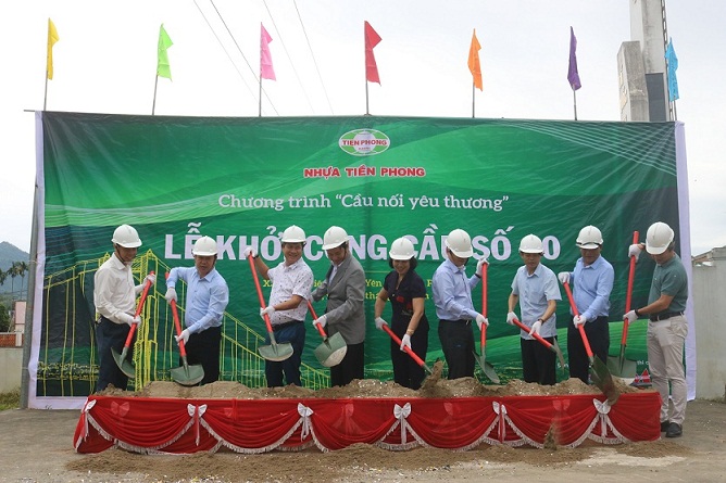 Lãnh đạo Công ty CP Nhựa Thiếu niên Tiền Phong và Công ty CP cấp nước Phú Thọ cùng đại diện chính quyền địa phương huyện Yên Lập thực hiện nghi lễ khởi công 
