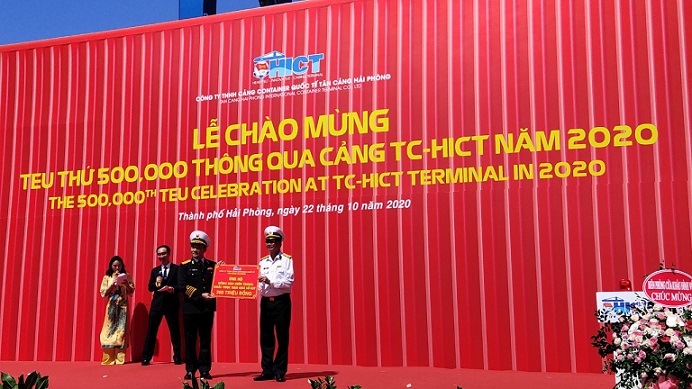 Đại diện Cảng TC_HITC trao tặng 300 triệu đồng ủng hộ đồng bào miền Trung.