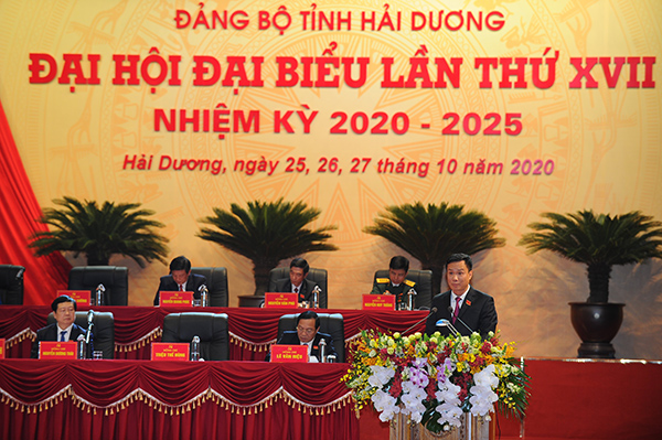Ông Triệu Thế Hùng, Phó Bí thư tỉnh ủy trình bày Dự thảo Chương trình hành động thực hiện Nghị quyết Đại hội Đảng bộ tỉnh lần thứ XVII.
