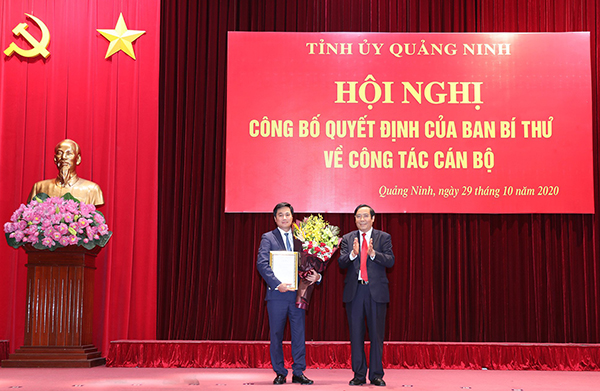 Đồng chí Nguyễn Thanh Bình, Ủy viên Trung ương Đảng, Phó trưởng Ban Thường trực Ban Tổ chức Trung ương, trao quyết định của Ban Bí thư cho đồng chí Nguyễn Tường Văn.