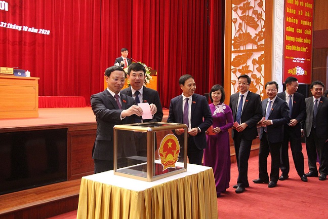 HĐND tỉnh Quảng Ninh khóa XIII tiến hành bỏ phiếu bầu chức danh Chù tịch UBND tỉnh đối với ông Nguyễn Tường Văn.