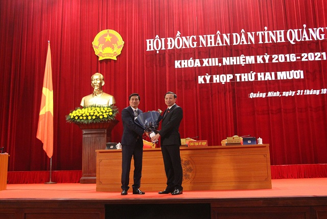 Ông Nguyễn Xuân Ký, Bí thư Tỉnh ủy Quảng Ninh tặng hoa chúc mừng tân Chủ tịch UBND tỉnh Nguyễn Tường Văn (bên trái).