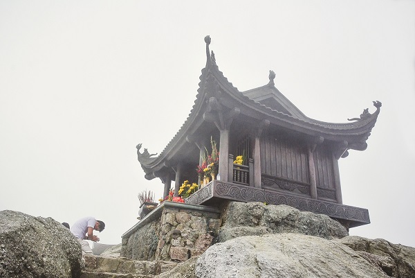 Đỉnh núi là đây, chùa Đồng - ngôi chùa độc nhất vô nhị đúc hoàn toàn bằng đồng trên độ cao 1.068m. Dù giữa mùa thu nắng đẹp cũng thật khó chứng kiến chùa không chìm trong mây mù. Ảnh: Viễn Du.