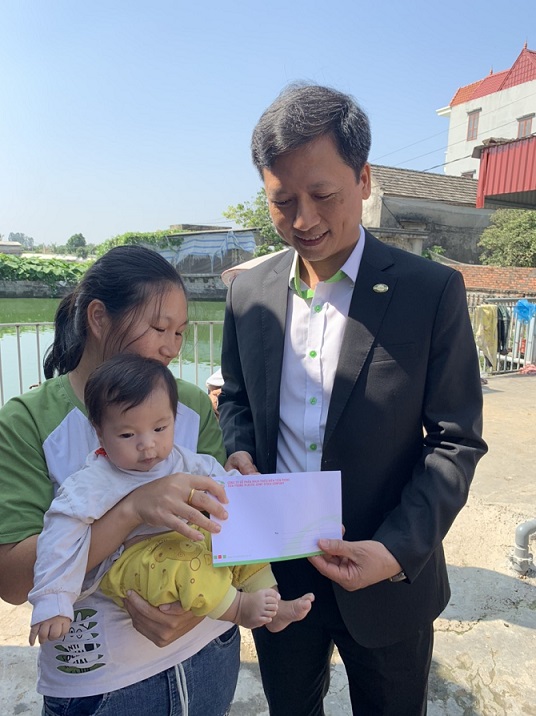 ông Nguyễn Văn Thức đã thay mặt Công ty đã tới thăm hỏi và tặng quà cho hai bé mắc tim bẩm sinh có hoàn cảnh khó khăn, hỗ trợ mỗi cháu 01 phần quà và 01 triệu đồng tiền mặt để giúp đỡ phần nào cho cuộc sống 