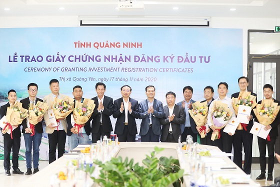 Lãnh đạo tỉnh Quảng Ninh trao Giấy chứng nhận đăng ký đầu tư cho 9 doanh nghiệp FDI tại KCN Đông Mai.