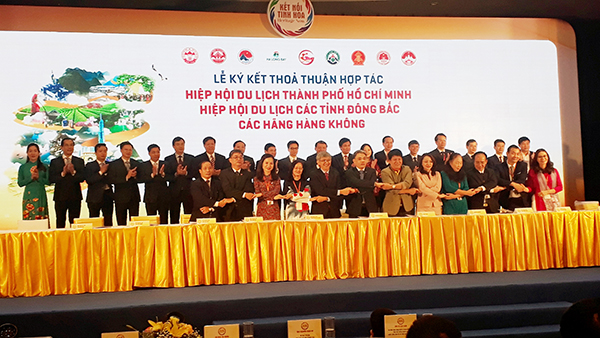 Hiệp hội du lịch thành phố Hồ Chí Minh và các tỉnh Đông Bắc, các hãng hàng không ký kết thoả thuận hợp tác. Ảnh: Thanh Tân.