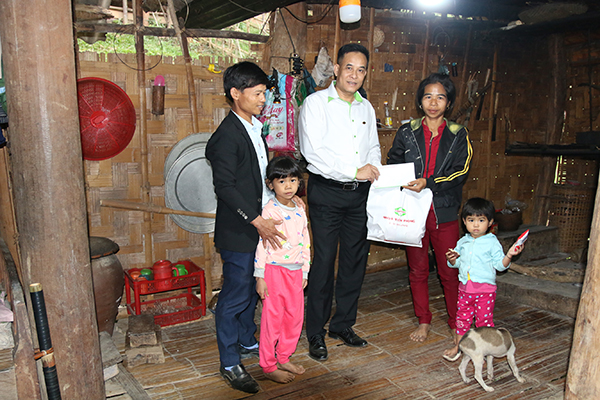 hăm và tặng quà cho 03 gia đình các em học sinh nghèo hiếu học của thôn Xốp Kha, xã Yên Hoà