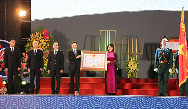 Thừa ủy quyền của Chủ tịch nước, Phó Chủ tịch nước Đặng Thị Ngọc Thịnh trao Huân chương Độc lập hạng Nhì cho Đảng bộ, chính quyền và nhân dân TX Quảng Yên.