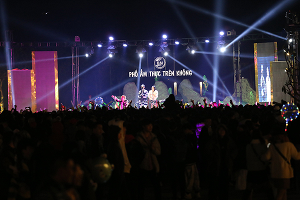 Lễ hội âm nhạc chào đón năm mới tại Khu phố ẩm thực mới thu hút đông du khách và người dân tham gia.