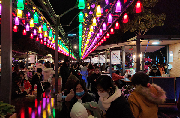 Khu phố ẩm thực được đặt tại Quảng trường Carnival là địa điểm vui chơi mới về đêm của người dân Quảng Ninh và du khách