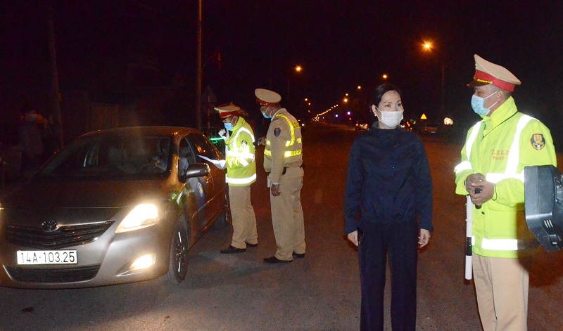Phó Chủ tịch UBND tỉnh Nguyễn Thị Hạnh kiểm tra chốt kiểm soát dịch tại TX Đông Triều trong đêm 28/1.