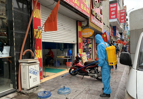 Lực lượng y tế thành phố Hạ Long tiến hành phun tiêu độc khử trùng đối với các cơ sở vẫn cố tình để khách vào ăn uống tại cửa hàng.