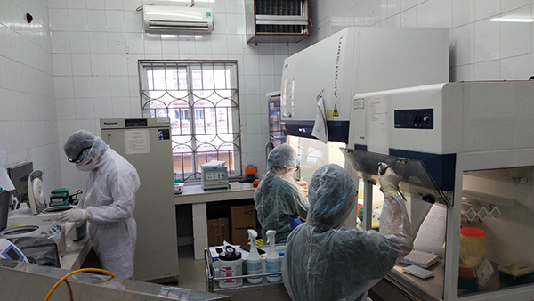 Khoa Vi sinh của Bệnh viện Bãi Cháy đang thực hiện ỹ thuật xét nghiệm COVID-19 RT-PCR . Anhr Thu Lê.