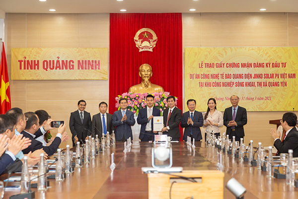 Lãnh đạo tỉnh Quảng Ninh trao Giấy chứng nhận đăng ký đầu tư cho Công ty Jinko Solar Việt Nam.